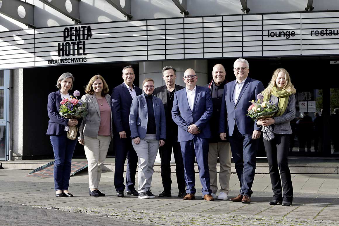 ATB Gruppenfoto vor dem Penta Hotel